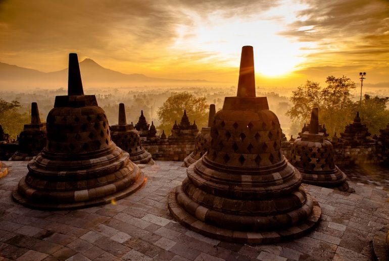 Atardecer en Indonesia, luna de miel de Bhárad