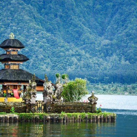 Pagoda de Indonesia en lago, uno de los destinos de luna de miel de Bhárad