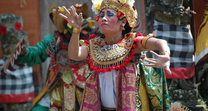bailarina balinesa en Indonesia, destino a medida de Bhárad