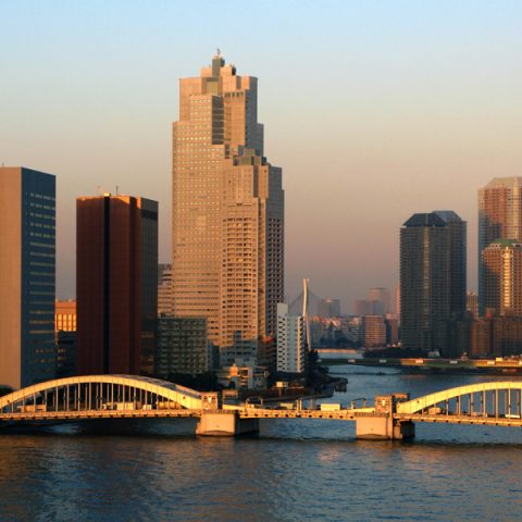 luna-de-miel-en-japon-kachidoki-bridge-and-sumida-river-flowing-through-tokyo