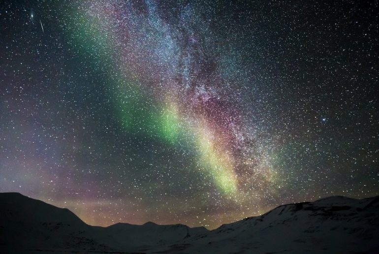 Destino de nieve de Bhárad: aurora boreal