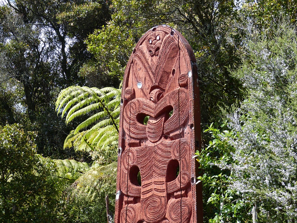 viajar a nueva zelanda tallado maori